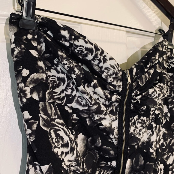 Beautiful mini dress 🖤🤍 - Picture 3 of 9